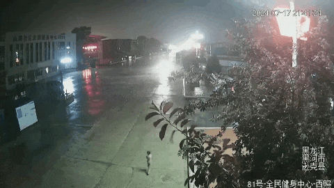 “小孩哥”雨天“裸奔”出走，热心群众与民警十分钟“寻回”