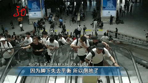 事发哈尔滨火车站！两名老人突发意外