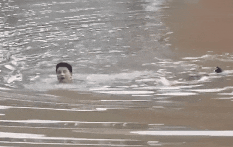 跑完五千米再游一百米 “蓝衣大哥”你这纵身一跃真帅