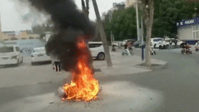3秒爆燃，电梯里一片火海！为何这个东西一进电梯就爆？