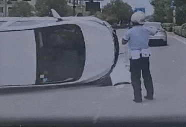 事发突然!杭州闹市区,男子一个手势,八九个人立马围了上来... 事发突然!杭州闹市区,男子一个手势,八九个人立马围了上来...