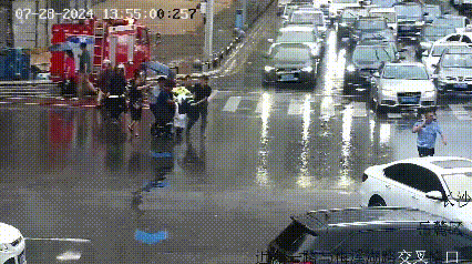 这次换我们守护你!长沙街头一交警累倒在地,一群人冲了上去…… 这次换我们守护你!长沙街头一交警累倒在地,一群人冲了上去……