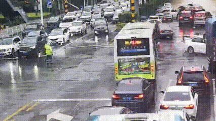 这次换我们守护你!长沙街头一交警累倒在地,一群人冲了上去…… 这次换我们守护你!长沙街头一交警累倒在地,一群人冲了上去……