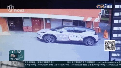 飞来横祸！新车竟被砸成这样，女子急煞：谁来买单？