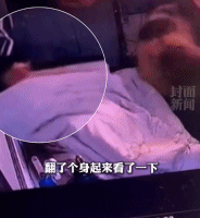 惊险！棕熊半夜闯入酒店，男子吓醒后拿上手机离开