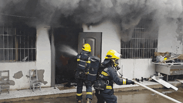 玩到“无家可归”！4岁“熊孩子”暑假玩TA，不慎烧家