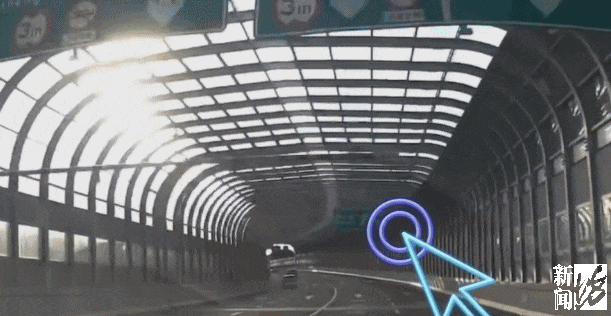 上海市区突发!一根铁链“从天而降”,砸中下方行驶车辆,驾驶员惊魂…… 上海市区突发!一根铁链“从天而降”,砸中下方行驶车辆,驾驶员惊魂……