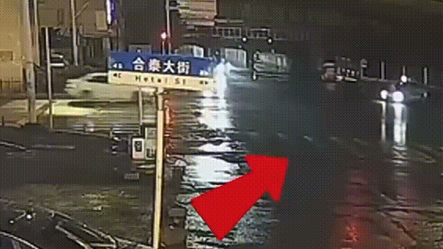 国道上紧急停车换人?驾驶位下来的竟是…… 国道上紧急停车换人?驾驶位下来的竟是……