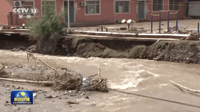 拼尽全力救出三个孩子后，他牺牲在洪流中……