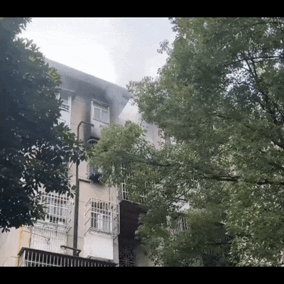 上海一高层居民楼突发火灾,现场阵阵异响……紧急提醒→ 上海一高层居民楼突发火灾,现场阵阵异响……紧急提醒→