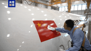 首次!身披国旗的C919有多好看→ 首次!身披国旗的C919有多好看→