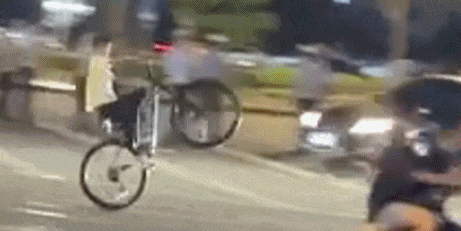 电摩大军太猖狂!绕着警车转圈表演“提龙头”,结局极度舒适... 电摩大军太猖狂!绕着警车转圈表演“提龙头”,结局极度舒适...