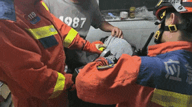 妻子被丈夫“锁喉”，消防员打破爱的枷锁