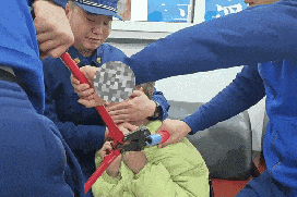 妻子被丈夫“锁喉”，消防员打破爱的枷锁