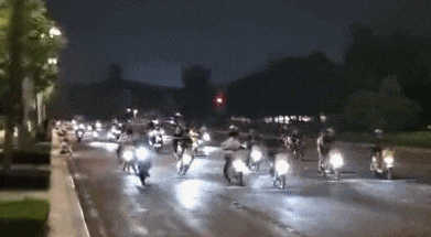 电摩大军太猖狂!绕着警车转圈表演“提龙头”,结局极度舒适... 电摩大军太猖狂!绕着警车转圈表演“提龙头”,结局极度舒适...