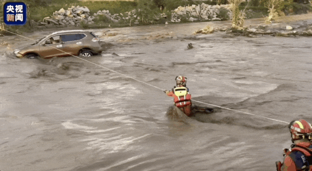 太惊险!男子被困河道中央,消防员“飞”了出去…… 太惊险!男子被困河道中央,消防员“飞”了出去……