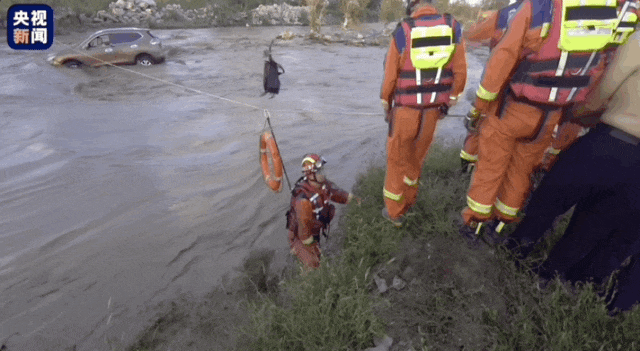 太惊险!男子被困河道中央,消防员“飞”了出去…… 太惊险!男子被困河道中央,消防员“飞”了出去……
