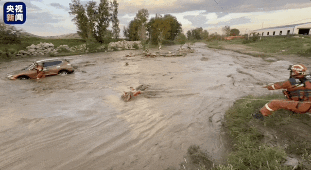 太惊险!男子被困河道中央,消防员“飞”了出去…… 太惊险!男子被困河道中央,消防员“飞”了出去……
