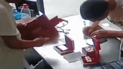 发现包裹不对劲，快递小哥立功了！