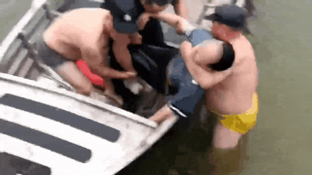 事发合肥市南艳湖公园!59岁保安大叔跳水救人!他还有另一重身份 事发合肥市南艳湖公园!59岁保安大叔跳水救人!他还有另一重身份