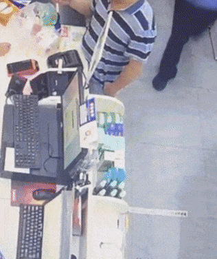 女乘客突发哮喘急需药物,他冲出地铁站一路狂奔…… 女乘客突发哮喘急需药物,他冲出地铁站一路狂奔……