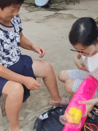 她出玩20天，全村老人手机要“瘫痪”……