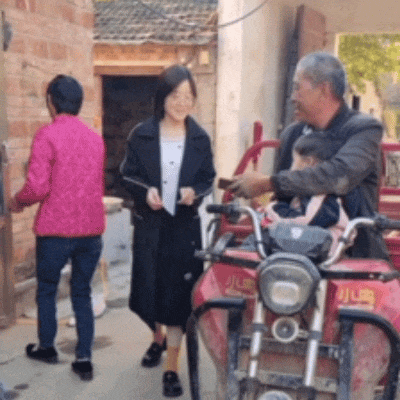 她出玩20天，全村老人手机要“瘫痪”……