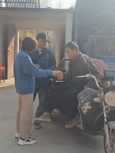 她出玩20天，全村老人手机要“瘫痪”……