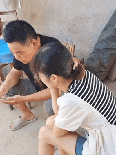 她出玩20天，全村老人手机要“瘫痪”……