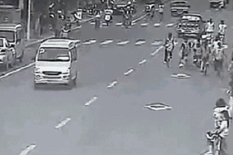 多次酒驾、无证驾驶，男子在草丛被抓！