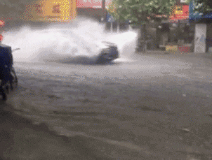 雨天驾车溅人一身水，违法！