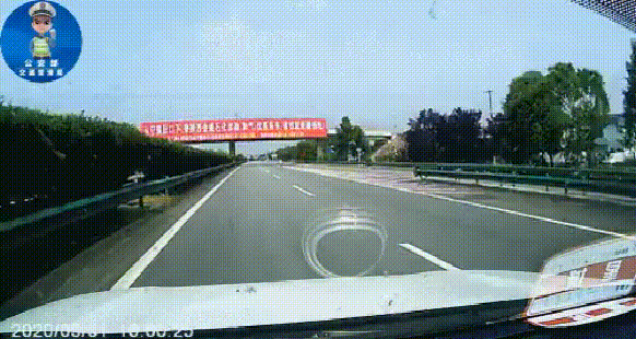 行人上高速？切莫闲逛惹祸端！