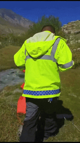 两名游客涉险被困 民警深山救援20小时