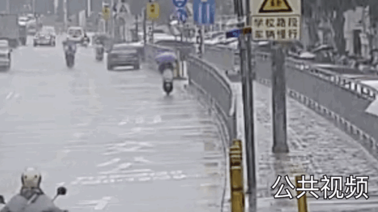 女子被卷入货车底部!雨天撑伞骑行究竟有哪些风险隐患? 女子被卷入货车底部!雨天撑伞骑行究竟有哪些风险隐患?