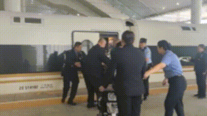 情况紧急，一列车临时停靠张家口站5分钟……