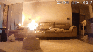 监控还原：仅3秒！家中充电宝爆炸性燃烧，有人被困火场→