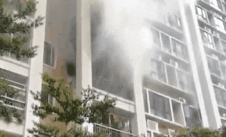 监控还原：仅3秒！家中充电宝爆炸性燃烧，有人被困火场→