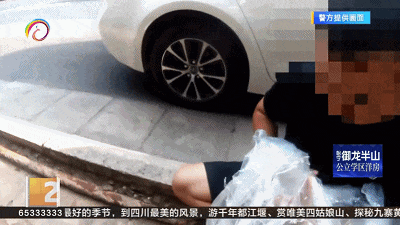 一男子高速路上突发不适,下车用塑料袋蒙头?交警发现是这症状...... 一男子高速路上突发不适,下车用塑料袋蒙头?交警发现是这症状......