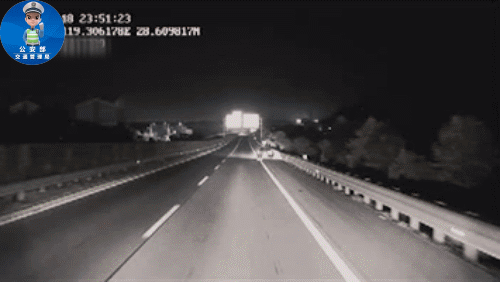危险！高速公路上车辆故障不放警示牌，司机：我忘记带了……