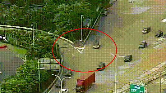 粗心爸爸高速路口落下8岁娃,直到开走了十几公里…… 粗心爸爸高速路口落下8岁娃,直到开走了十几公里……