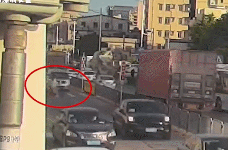 交警为什么总要求我戴上安全头盔？从三个方向给你答案！