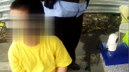 粗心爸爸高速路口落下8岁娃,直到开走了十几公里…… 粗心爸爸高速路口落下8岁娃,直到开走了十几公里……