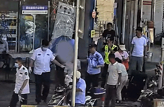 突发!上海街头一老人虚脱,蜀黍接下来的动作太暖心→ 突发!上海街头一老人虚脱,蜀黍接下来的动作太暖心→