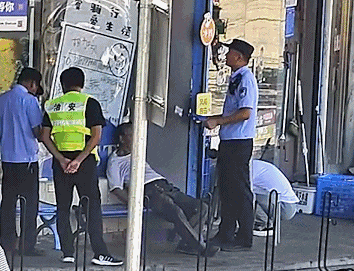 突发!上海街头一老人虚脱,蜀黍接下来的动作太暖心→ 突发!上海街头一老人虚脱,蜀黍接下来的动作太暖心→