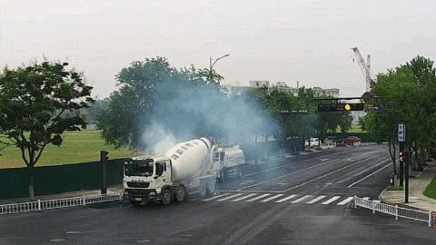 清晨突发，哼小曲的洒水车一顿猛喷！网友：这就叫专业