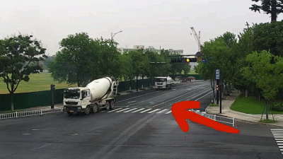 清晨突发，哼小曲的洒水车一顿猛喷！网友：这就叫专业