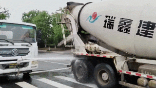 清晨突发，哼小曲的洒水车一顿猛喷！网友：这就叫专业