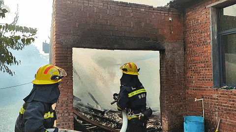 未做饭未动火,厨房屋顶却被烧穿? 未做饭未动火,厨房屋顶却被烧穿?