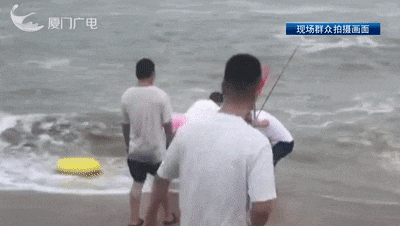 大浪卷走母女，危急时刻他们逆浪前行！