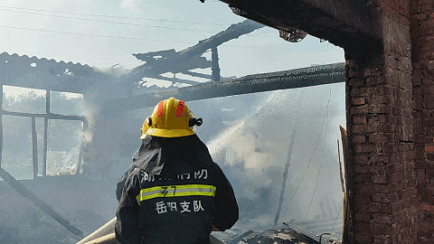未做饭未动火,厨房屋顶却被烧穿? 未做饭未动火,厨房屋顶却被烧穿?